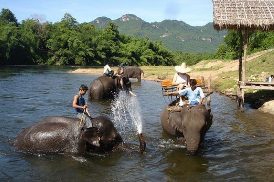 El Puente sobre el Rio Kwai con Elefantes Rafting en Bambú y Comida